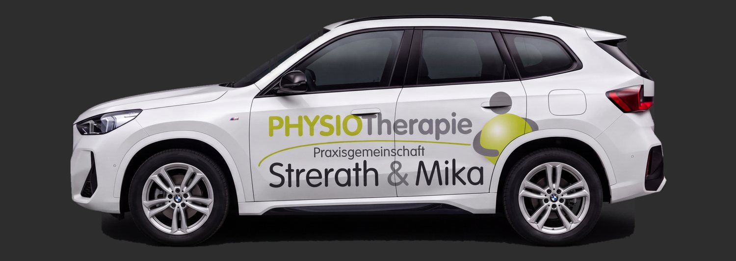 Praxisfahrzeug der Praxisgemeinschaft Strerath und Mika, ein weißer BMW X1 mit der Beschriftung der Praxis