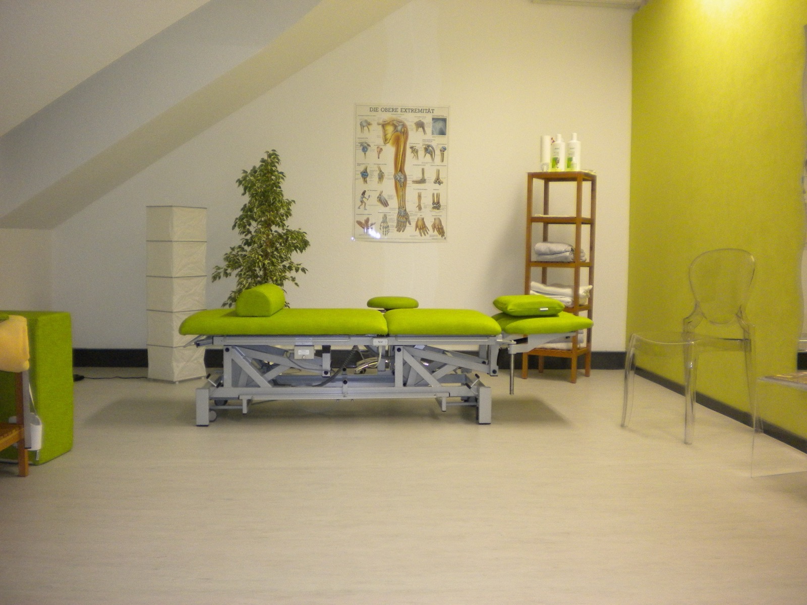 Heller, moderner Behandlungsraum mit professioneller Therapieliege