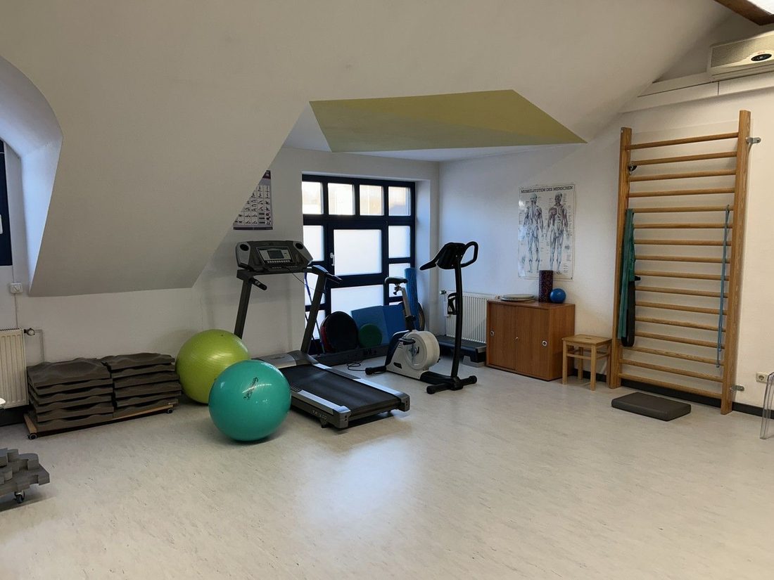 Trainingsbereich mit Laufband, Ergometer und Sprossenwand